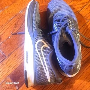 Nike zoom size ten shoe gray and white
